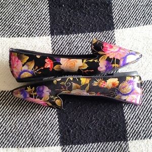 METALLIC F L O R A L LOAFER